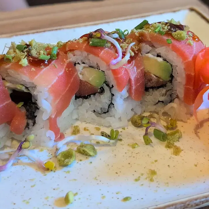 Sushi mit veganem Lachs