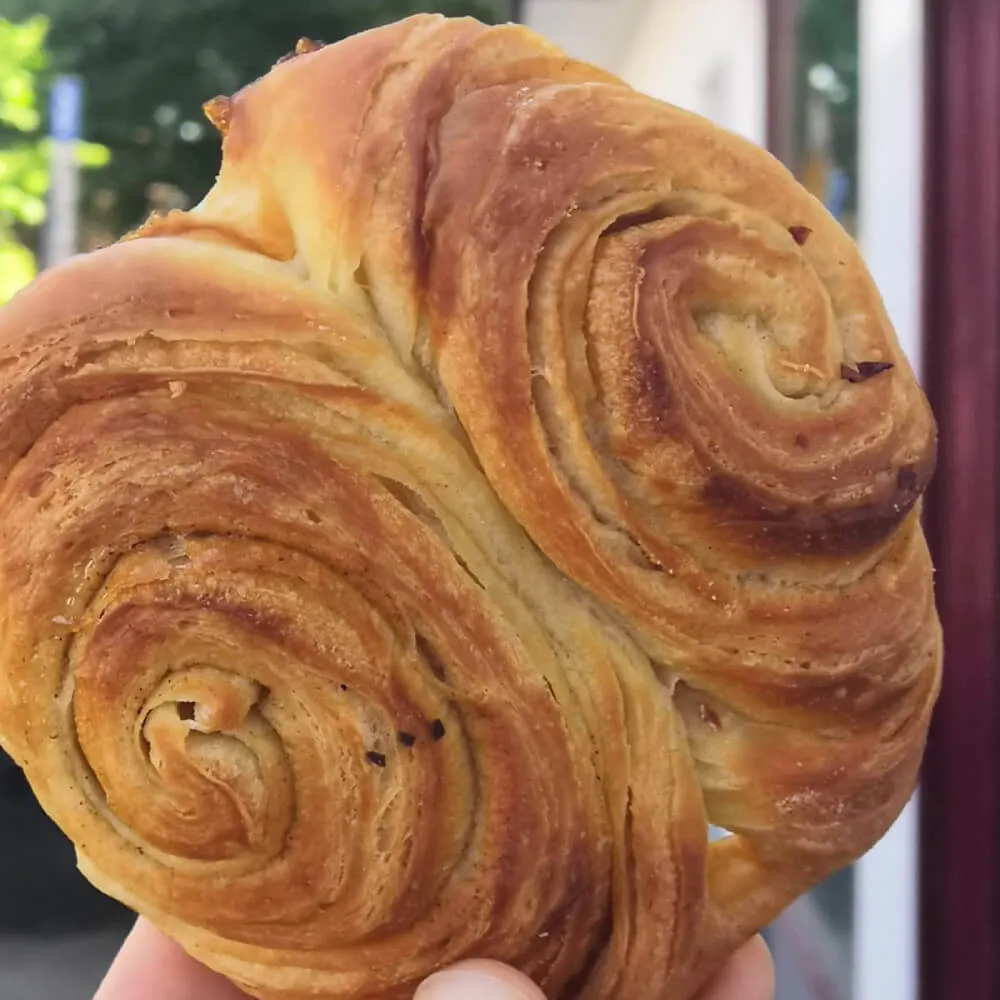 Veganes Franzbrötchen aus der Rettungsbrot Bäckerei