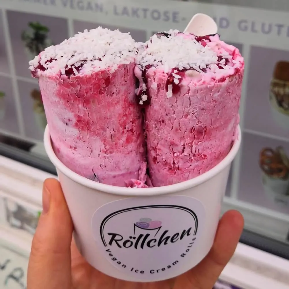 Vegane Eiscremerollen mit Heidelbeeren, Acai und Kokos