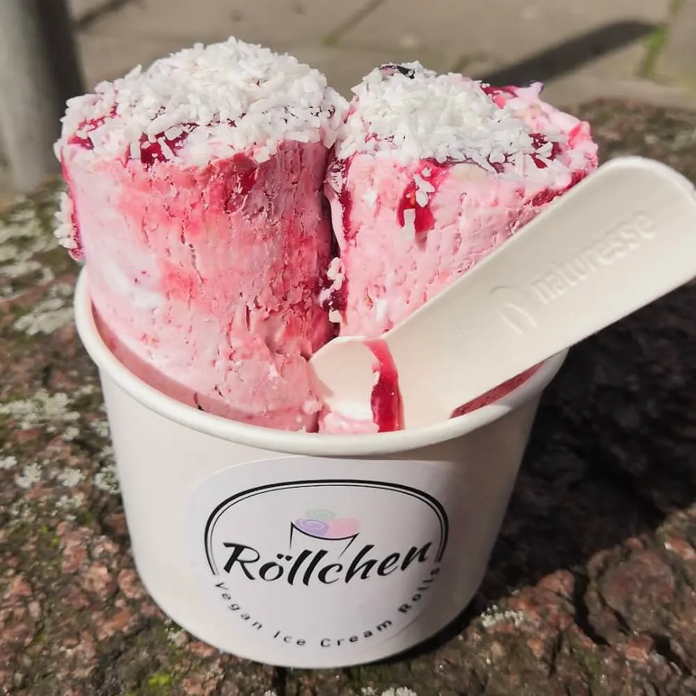 Vegane Ice Cream Rolls mit Acai und Kokos von Röllchen