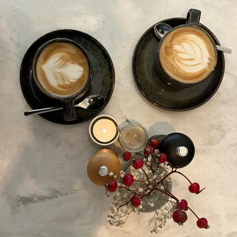 Capucchini im Café roots