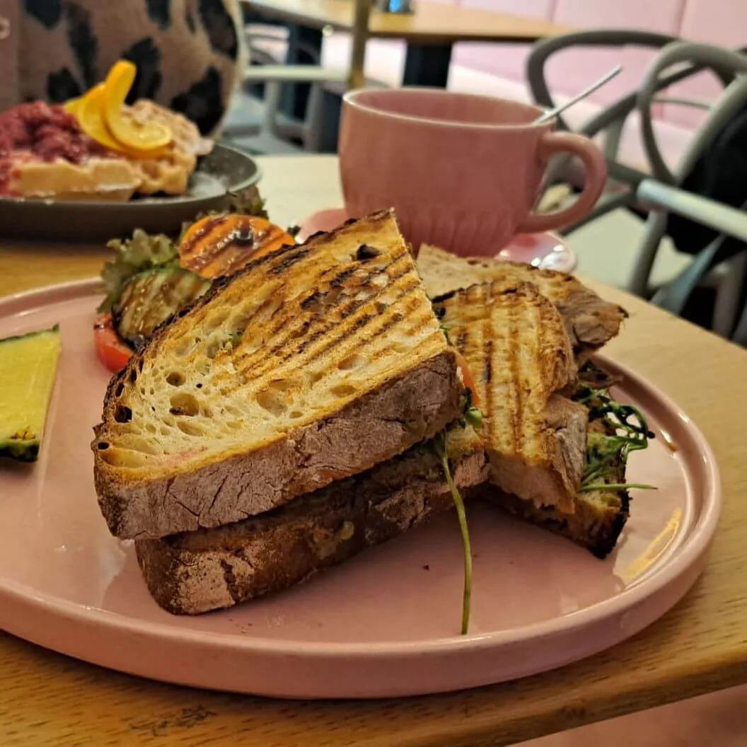 Sauerteigbrot mit Avocado, Pesto und Rucola im Juicery by EM