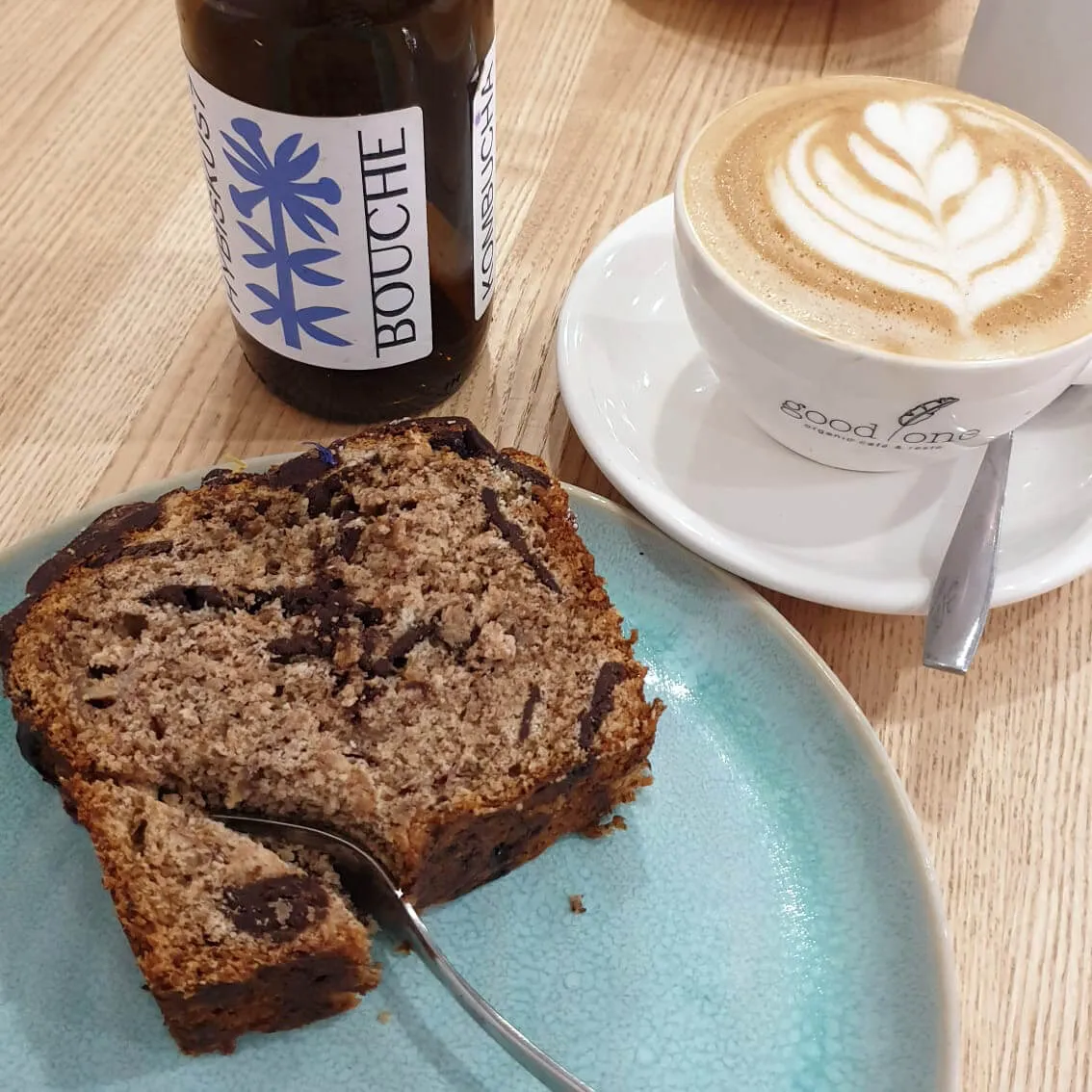 Ein dickes Stück Schoko-Bananenkuchen mit Kaffee im Good One Café