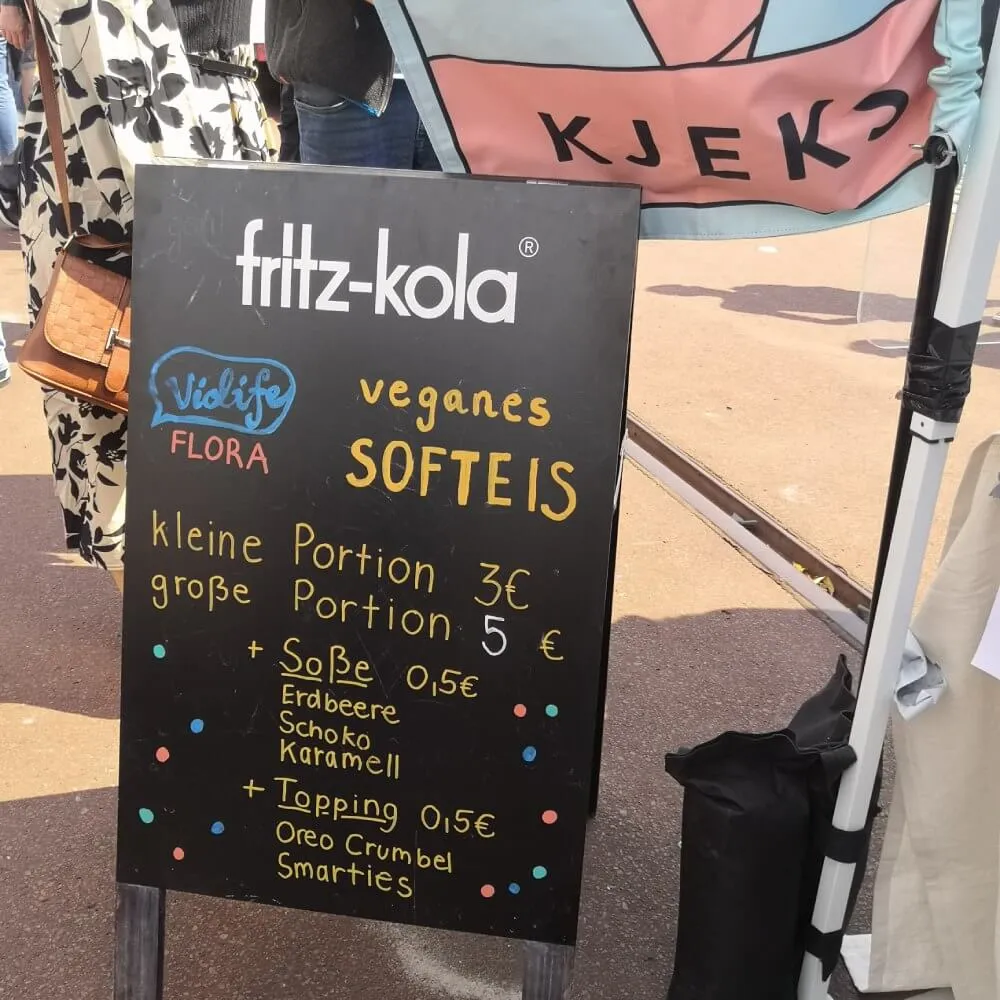 Tafel mit Sofeisangebot von Kjeks auf dem Veganen Straßenfest 2024