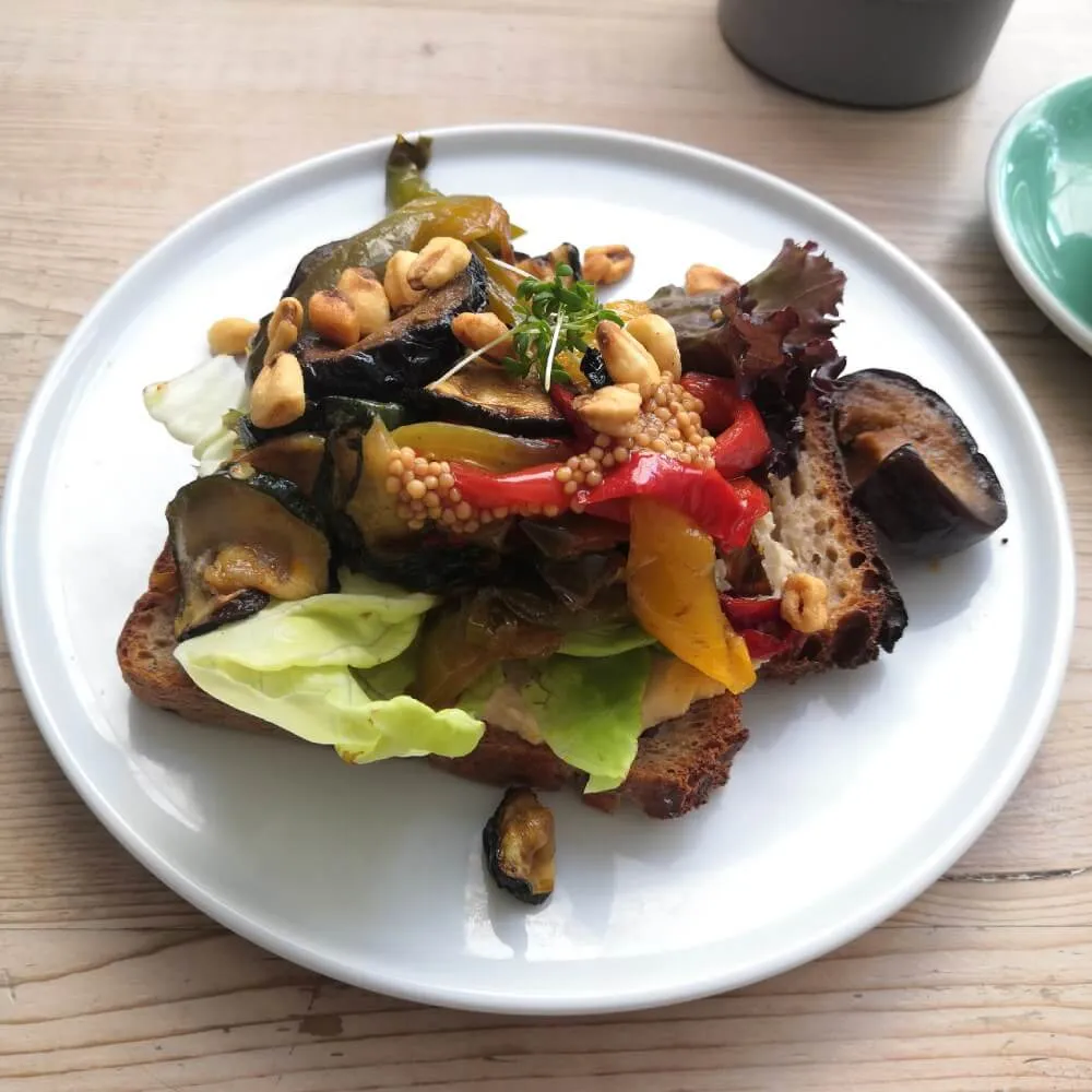 Vegan Paradise Brot und Hummus Frühstück im Special Connection Altona