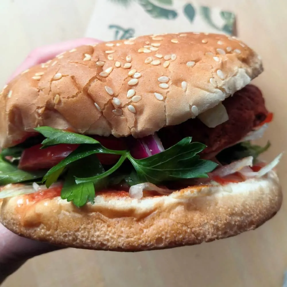 Çiğköfte Burger aus dem VeganLand Schanze