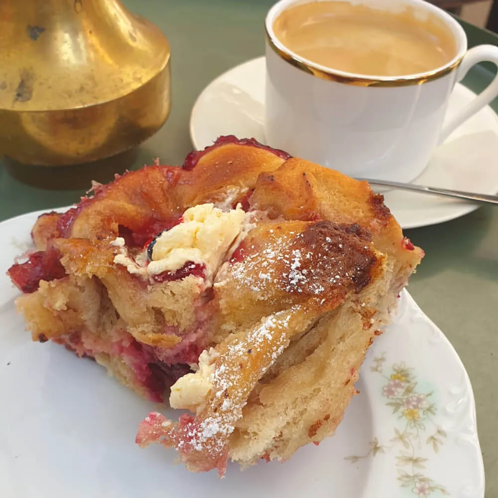 Vegane Beeren-Quark-Schnecke mit Kaffee im VERLAN