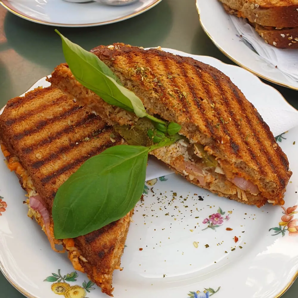 Veganes Pickled Grilled Sandwich im Café VERLAN