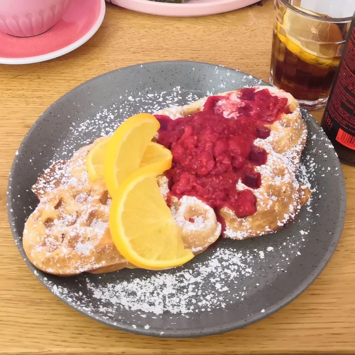 Vegane Herzwaffeln mit heißen Himbeeren im Juicery by EM