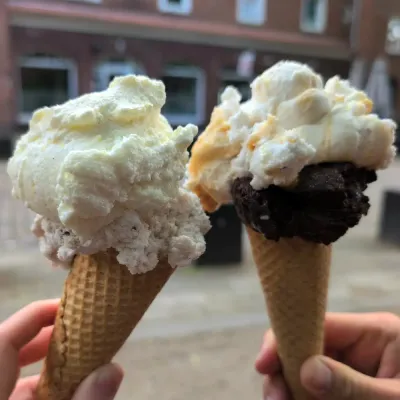 Zwei Waffeln mit verschiedenen Eiskugeln vom Wilhelmsburger Eisdealer